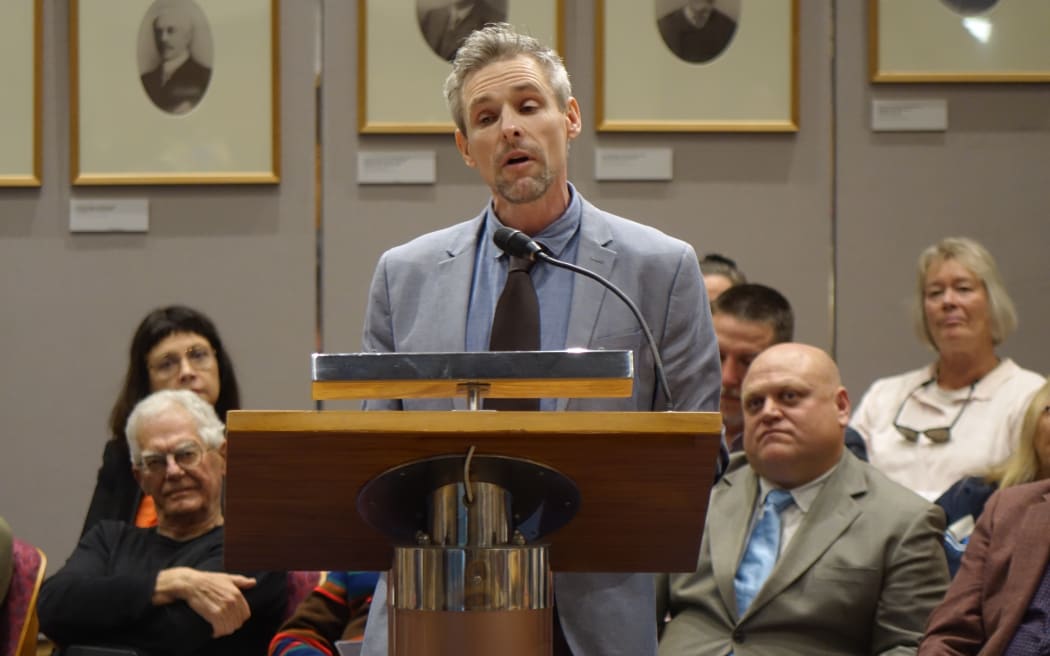 Jame Kemp speaks about flouride at a New Plymouth council meeting .