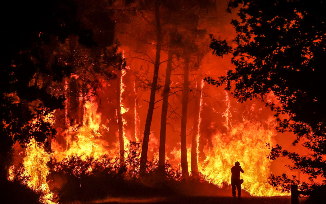 2022 年 8 月 11 日，法国西南部贝林-贝利埃特附近的野火产生的火焰。
