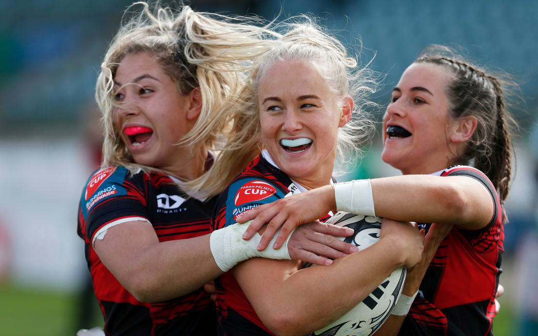 Grace Steinmetz celebrates her try with Amy du Plessis (L) and Rosie Kelly.