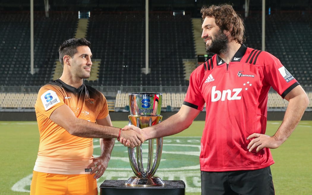 Jaguares captain Jeronimo De La Fuente and Crusaders captain Sam Whitelock pose with the Super Rugby trophy ahead of the 2019 final.