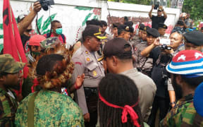 Indonesian police talk to members of the West Papua National Committee in Jayapura during their demonstration, 31 May 2016.