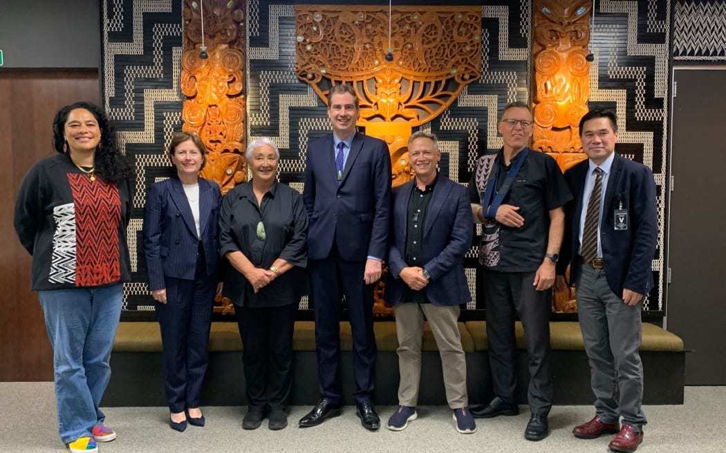 Délégation du ministre français du Commerce extérieur Olivier Betch (au centre) à la table ronde maorie sur le commerce et le développement durable qui s'est tenue à Wellington