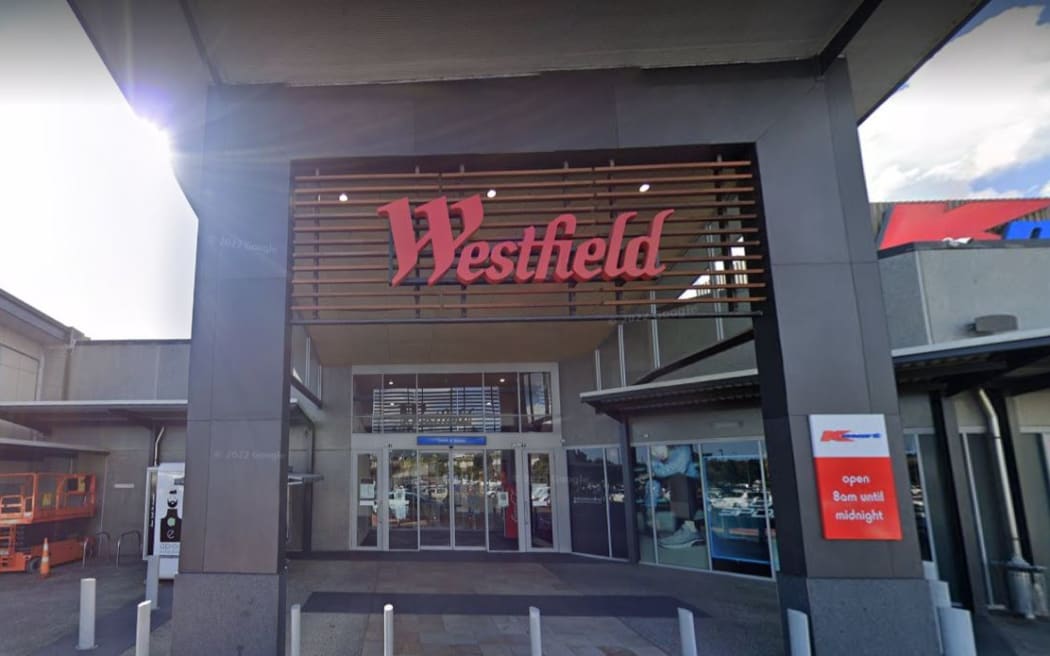 奥克兰 Westfield Albany 购物中心的一家 Michael Hill 珠宝店被抢劫。