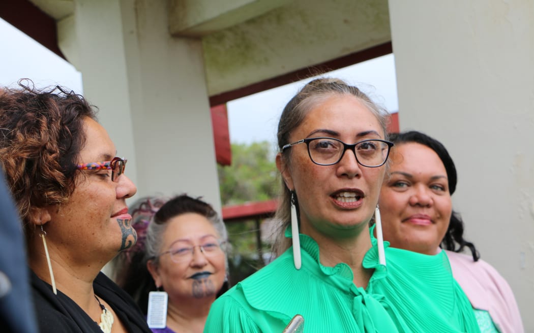 La directora ejecutiva de Ngātiwai Trust, Hūhana Lyndon (Ngātiwai, Ngāti Hine, Ngāti Whātua, Te Waiariki, Ngāpuhi) anunció que se postularía para el escaño de Te Tai Tokerau por el Partido Verde.  Fotos tomadas fuera de Te Tii Waitangi marae el 4 de febrero de 2023.