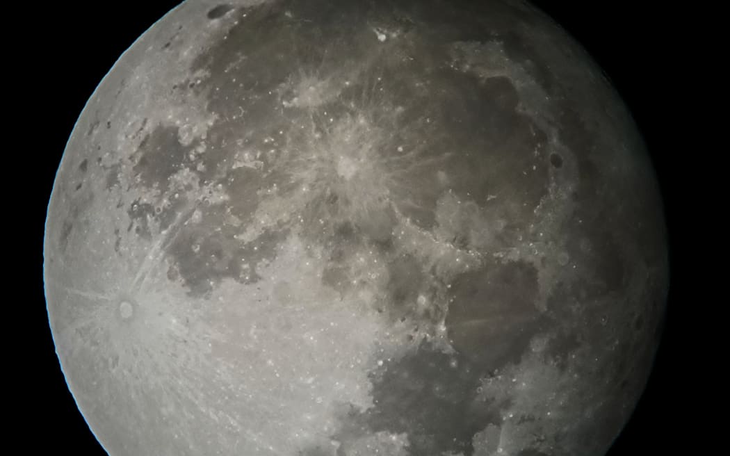 La ‘increíble’ Pak-moon vista sobre Nueva Zelanda, y hay más por venir