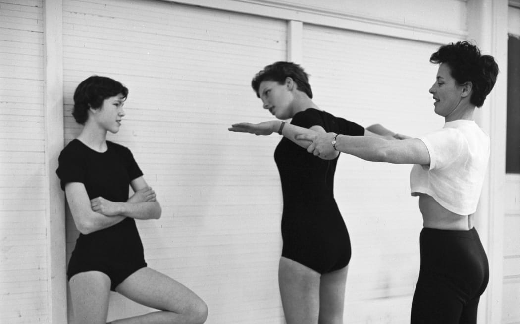 Bonnie Prudden, and an American physical fitness pioneer, teaching fitness to women in 1960.