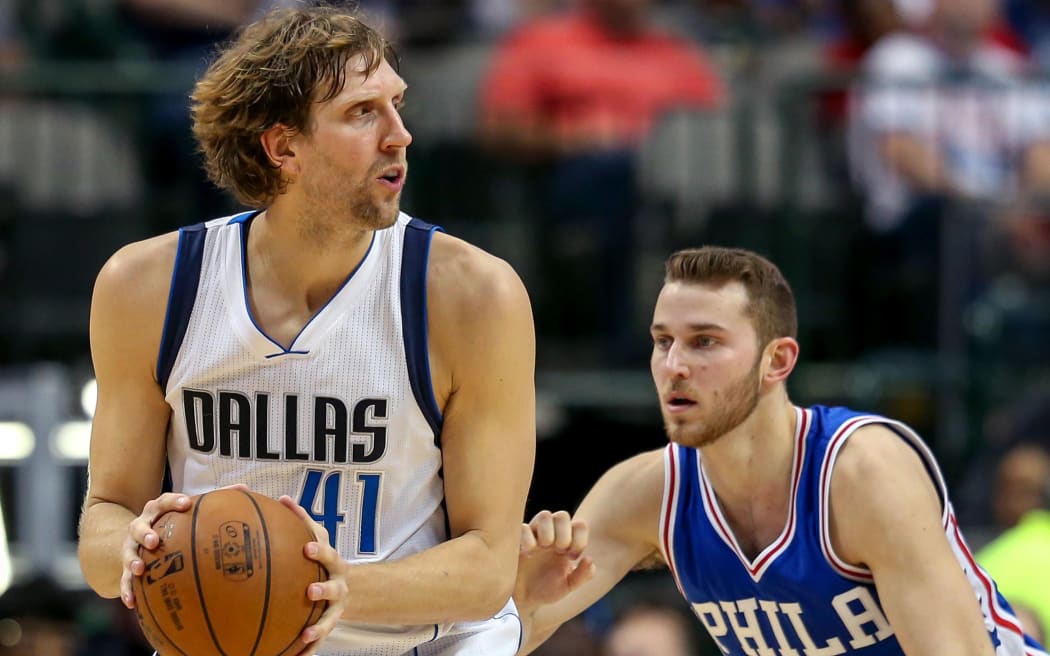 Dirk Nowitzki jugando para los Dallas Mavericks en 2017.