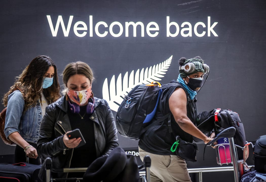 Passengers wearing masks arrive from New Zealand at Sydney International Airport on 16 October, 2020, during the operation of the trans-Tasman bubble.