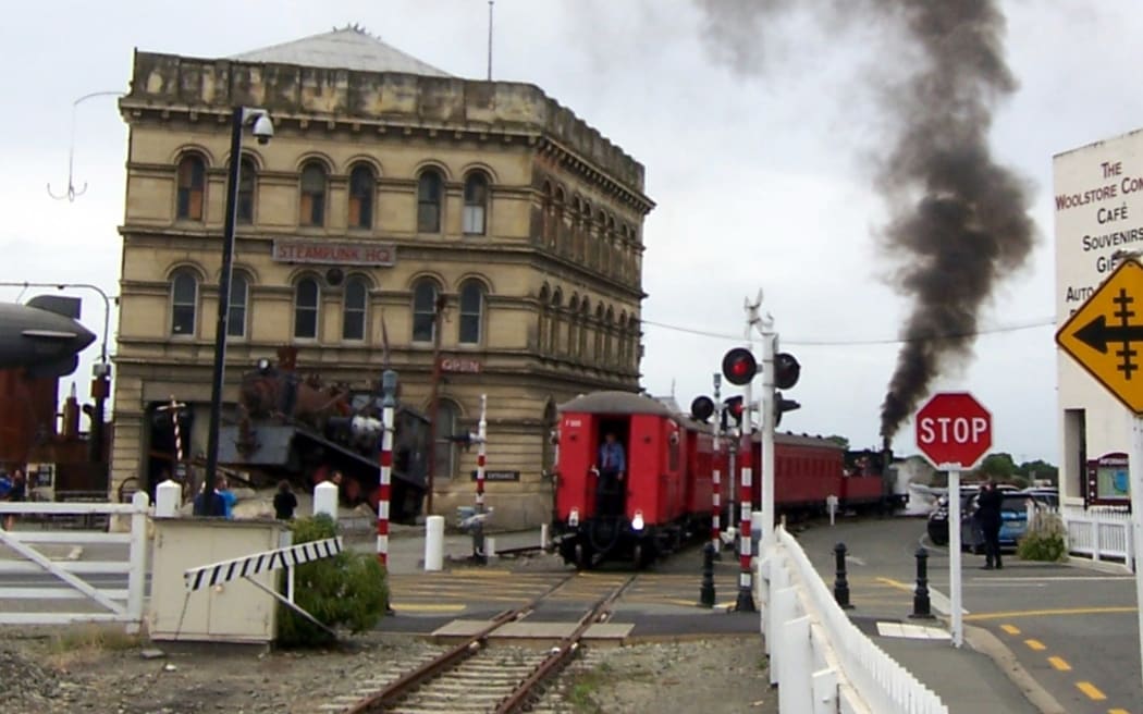 The volunteer-run Oamaru Steam and Rail Restoration Society has operated vintage trains around the Victorian district of Oamaru and the harbor since the 1980s.