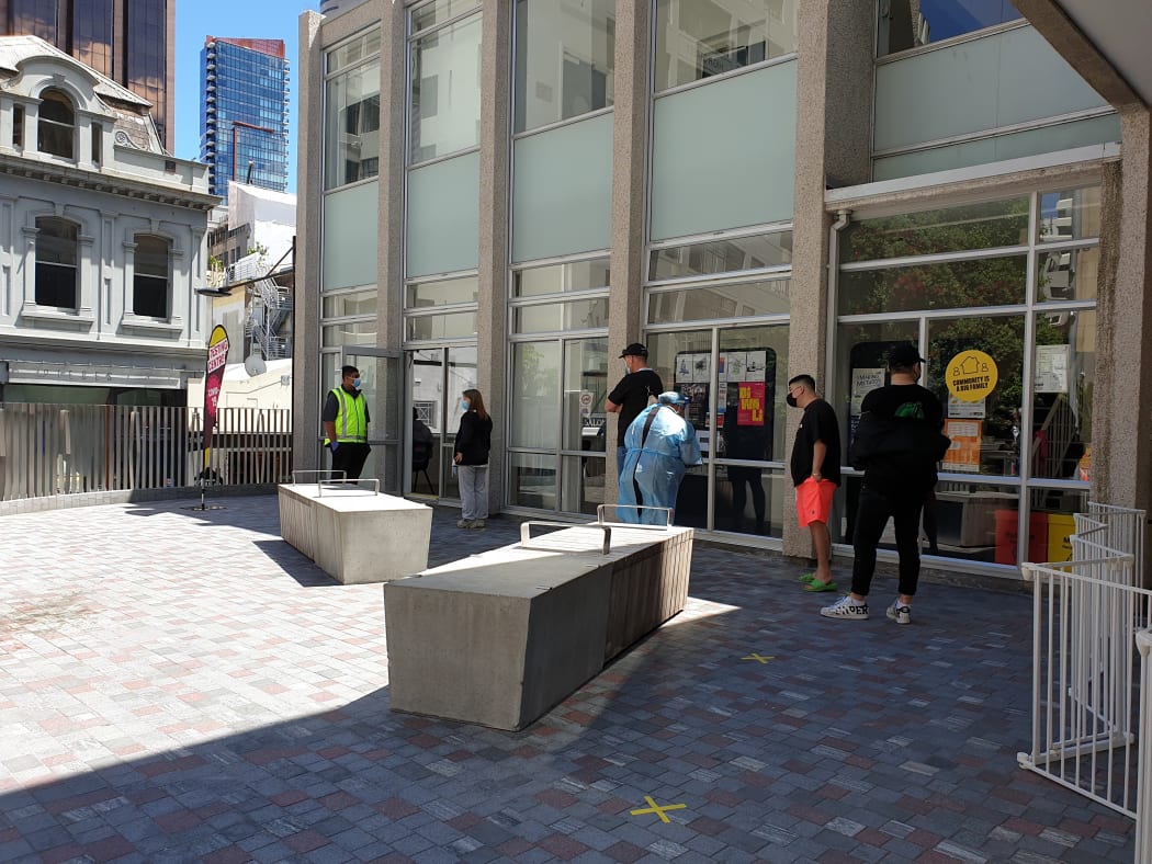 Covid19 update Neighbour of Auckland case returns weak positive