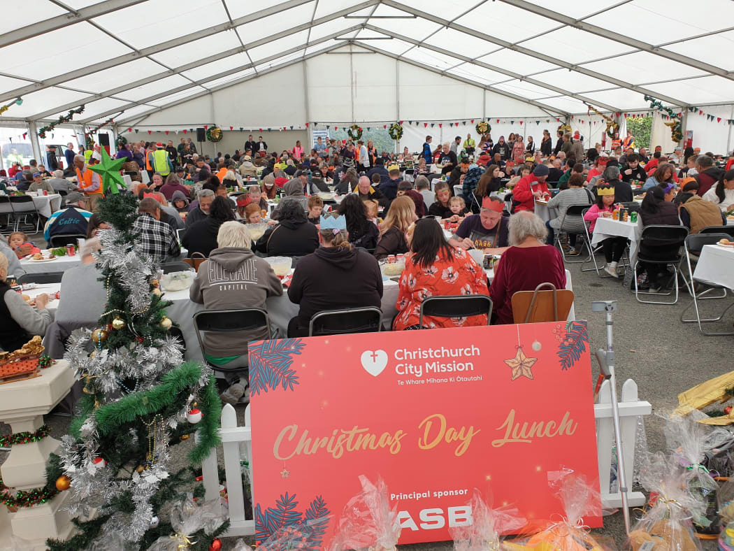 Hundreds celebrate Christmas with community at City Mission lunch RNZ