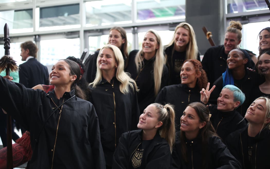 La Selección Femenina de Fútbol de EE. UU. se toma una selfie con el equipo Kappa Haka en la glorieta oficial de la Copa Mundial Femenina de la FIFA 2023.