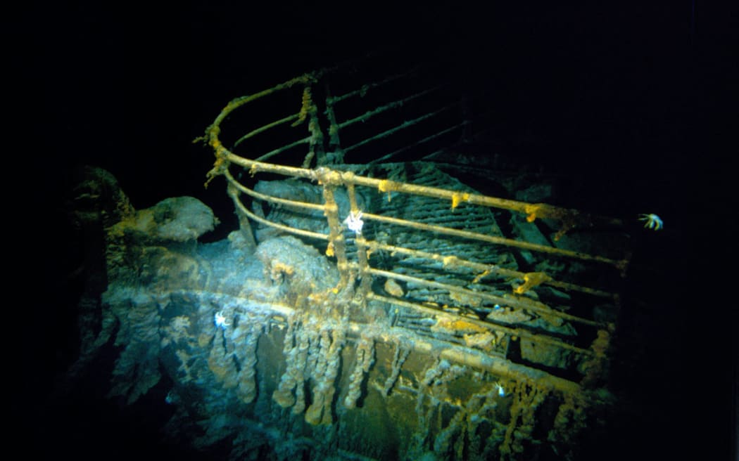 To opublikowane zdjęcie zrobione podczas historycznego nurkowania w 1986 roku, dzięki uprzejmości WHOI (Woods Hole Oceanographic Institution) i opublikowane 15 lutego 2023 roku, pokazuje dziób Titanica.  W lipcu 1986 roku, dziewięć miesięcy po odkryciu, zespół ze Światowej Organizacji Zdrowia powrócił na miejsce wraku, tym razem używając trzyosobowej łodzi podwodnej badawczej Alvin i nowo opracowanego zdalnie sterowanego pojazdu Jason Jr.  Była to pierwsza podróż, kiedy ludzie zobaczyli statek od czasu jego niefortunnej podróży w 1912 roku.