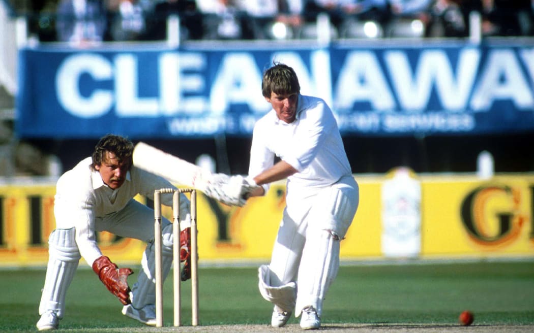 1983 年，傑夫·豪沃斯 (Geoff Howarth) 的 60 分寶貴得分幫助黑帽隊以 2 分的優勢擊敗了英格蘭隊。