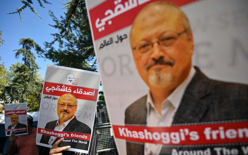 Carteles del periodista saudita asesinado Jamal Khashoggi en una ceremonia que conmemora el aniversario de su asesinato frente al consulado saudí, Estambul, 2 de octubre de 2020.