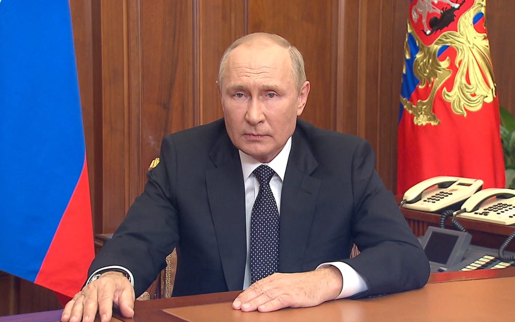Esta foto publicada el 21 de septiembre de 2022 por el Kremlin muestra al presidente ruso Vladimir Putin hablando durante un discurso televisado a la nación en Moscú.  - El presidente Vladimir Putin anunció el miércoles 