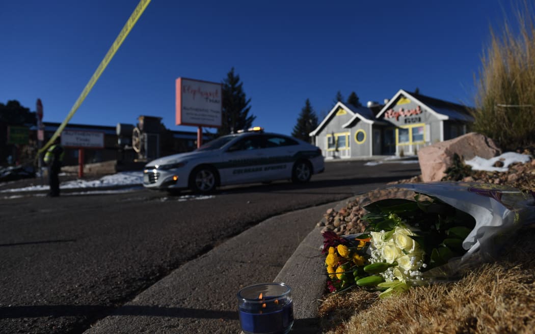 20 Kasım 2022'de silahlı bir kişinin beş kişiyi öldürdüğü Colorado Springs'teki LGBTQ gece kulübü Club Q'nun yanına bir buket çiçek bırakıldı.