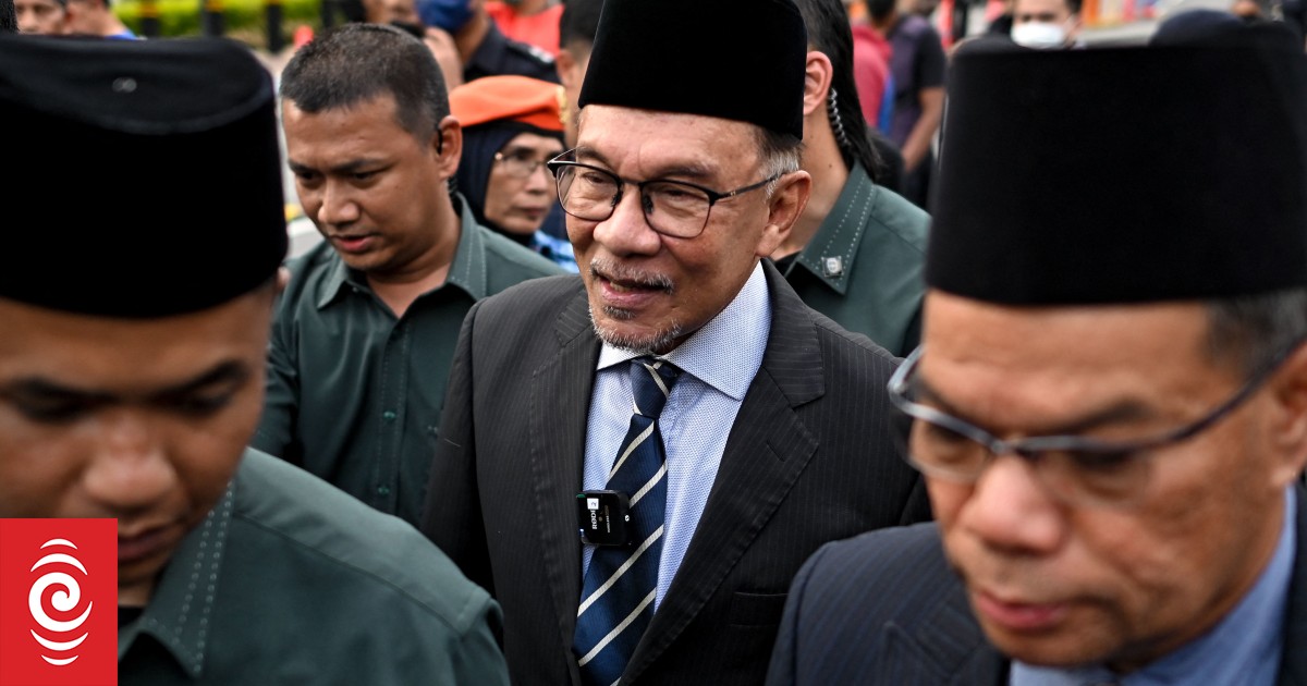 Anwar Ibrahim named Malaysian PM after post-election crisis | RNZ News