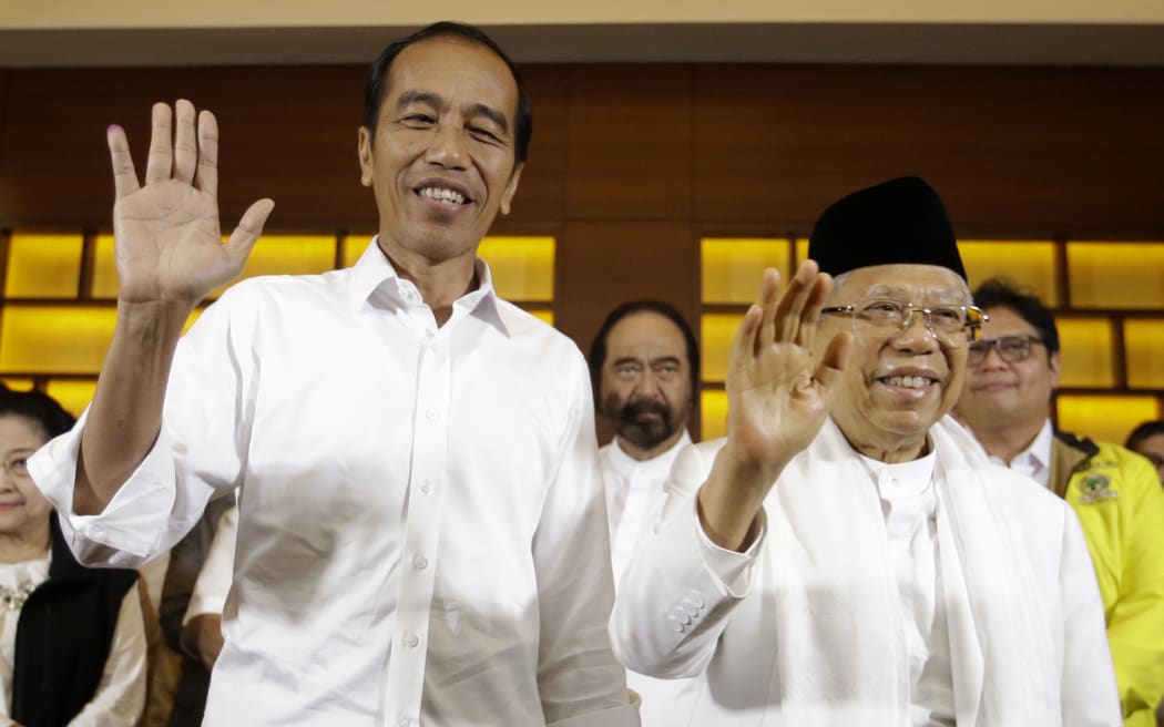 Presiden Indonesia Joko Widodo ditinggalkan bersama istrinya Maruf Amin setelah konferensi pers di Jakarta, Indonesia, 17 April 2019.