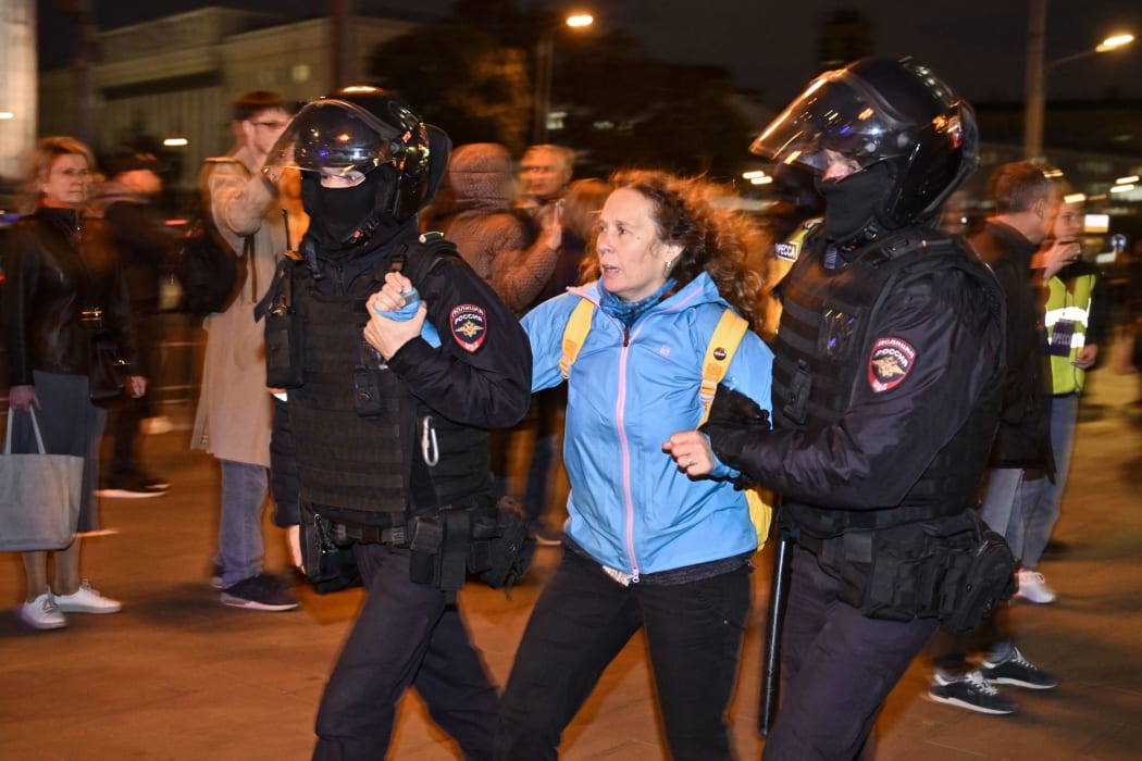Rusija suima protestuotojus ir parduoda lėktuvų bilietus po to, kai Putinas iškvietė karius