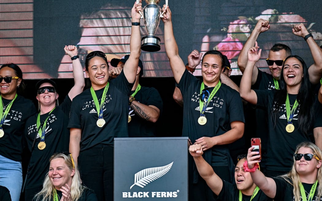 新西兰的肯尼迪·西蒙（Kennedy Simon）和鲁阿阿（Ruahei Demant）为球迷举起奖杯。新西兰黑色蕨类植物于2022年11月13日星期日在新西兰奥克兰市Te Komititanga Square举行的#LikeAblackfern活动庆祝#likeablackfern活动。