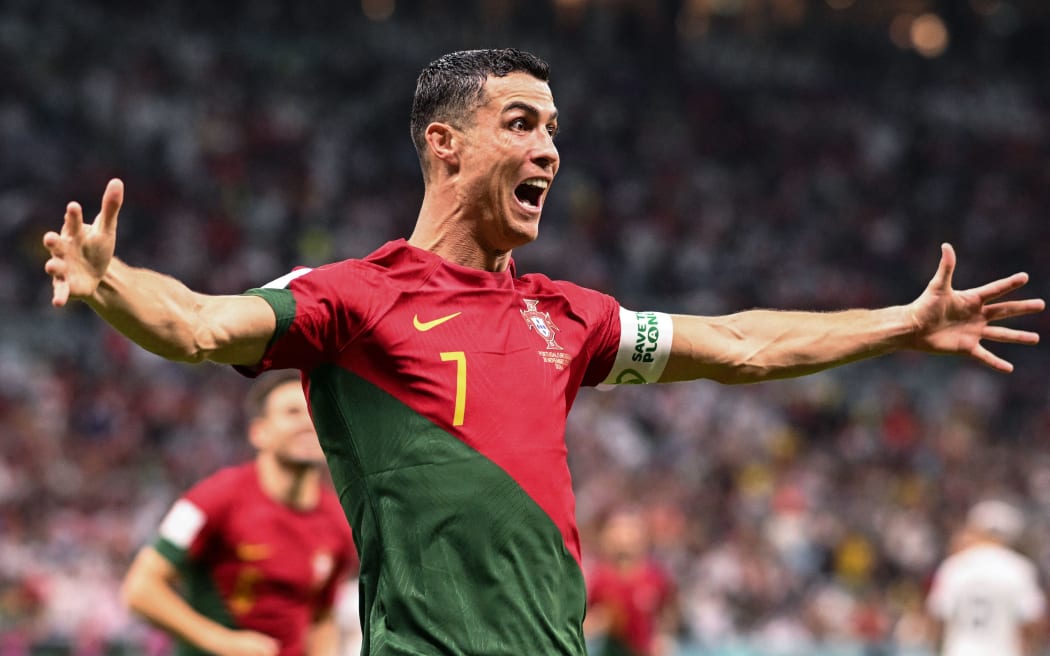 El delantero portugués Cristiano Ronaldo celebra marcar el gol de su equipo.
