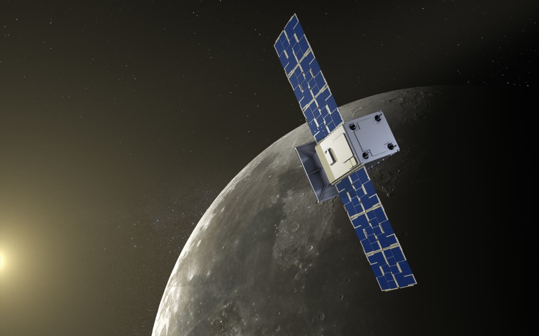 Capstone 在月球附近的轨道上：一旦从 Rocket Lab 的 Photon 卫星巴士上释放出来，Capstone 将使用其推进系统飞行大约三个月，然后进入月球轨道。