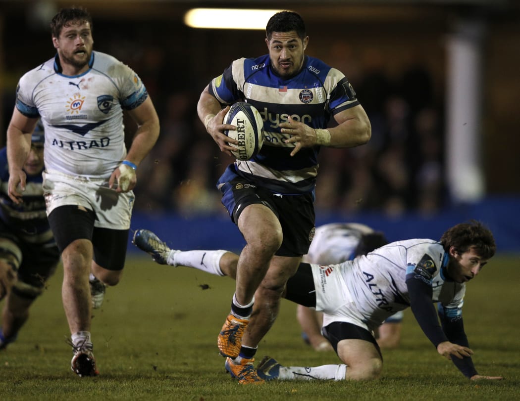 Bath's Samoan flanker Alafoti Faosiliva (centre) makes a break during the European Rugby Champions Cup rugby union match between Bath and Montpellier at the Recreation Ground in Bath, December 12, 2014.