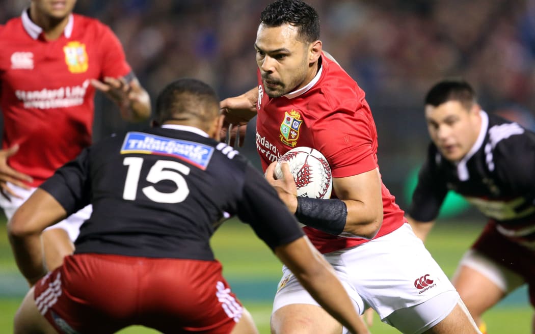 Ben Te'o is tackled by New Zealand's Provincial Bararians Luteru Laulala