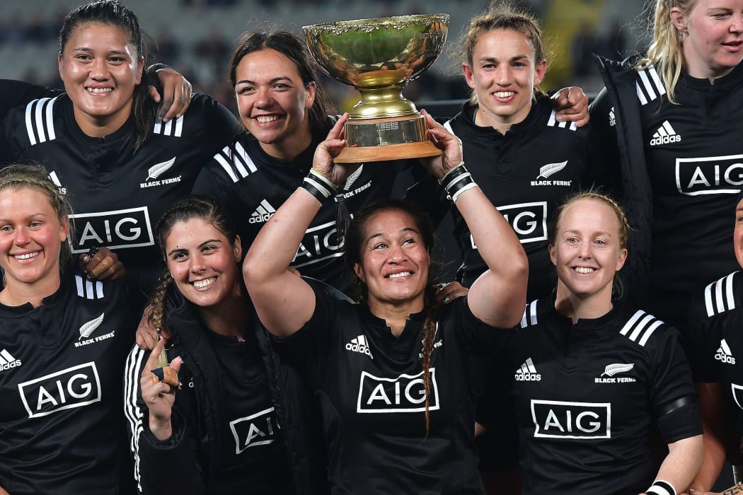 New Zealand's captain Fiao'o Faamausili holds the Laurie O'Reilly Cup at Eden Park on 25 August, 2018.