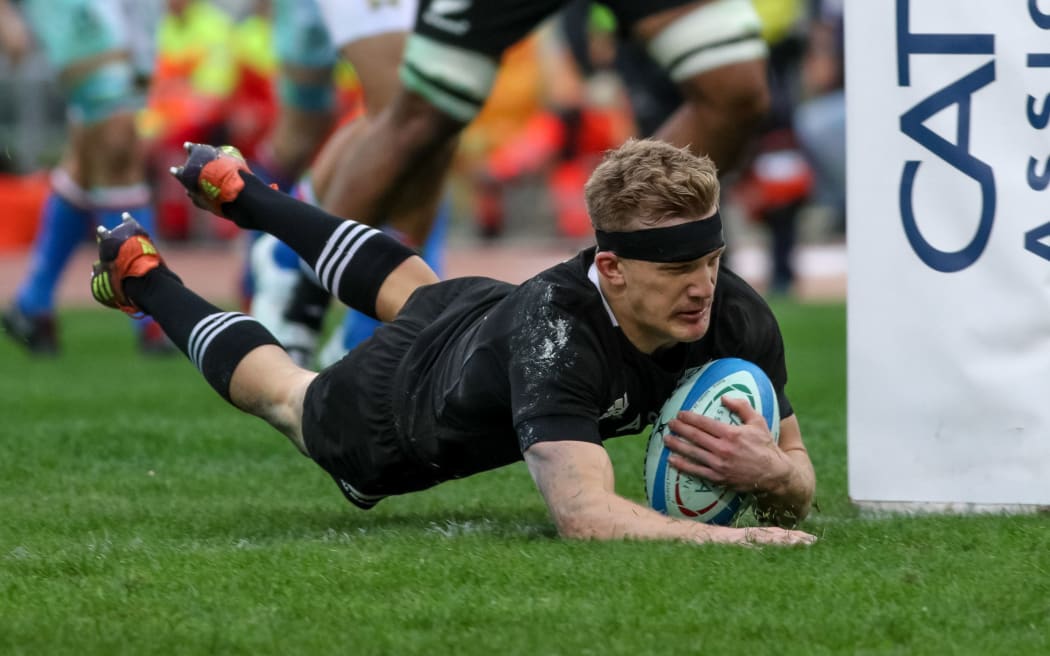 Damian McKenzie scores a try during the Test Match 2018 between Italy and New Zealand at Stadio Olimpico. 25 November 2018