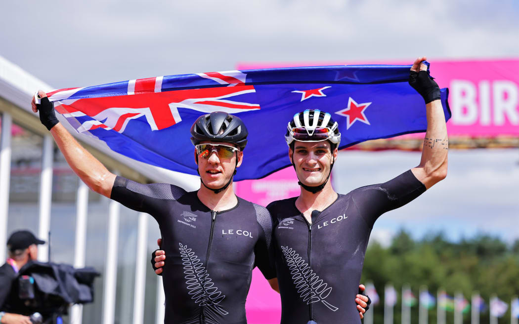 Sam Gaze (R) wins gold in the 2022 Commonwealth Games mountainbike and Ben Oliver taking silver.