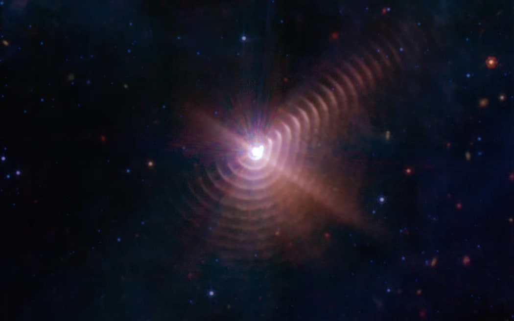 El telescopio James Webb resuelve el misterio de las estrellas polvorientas