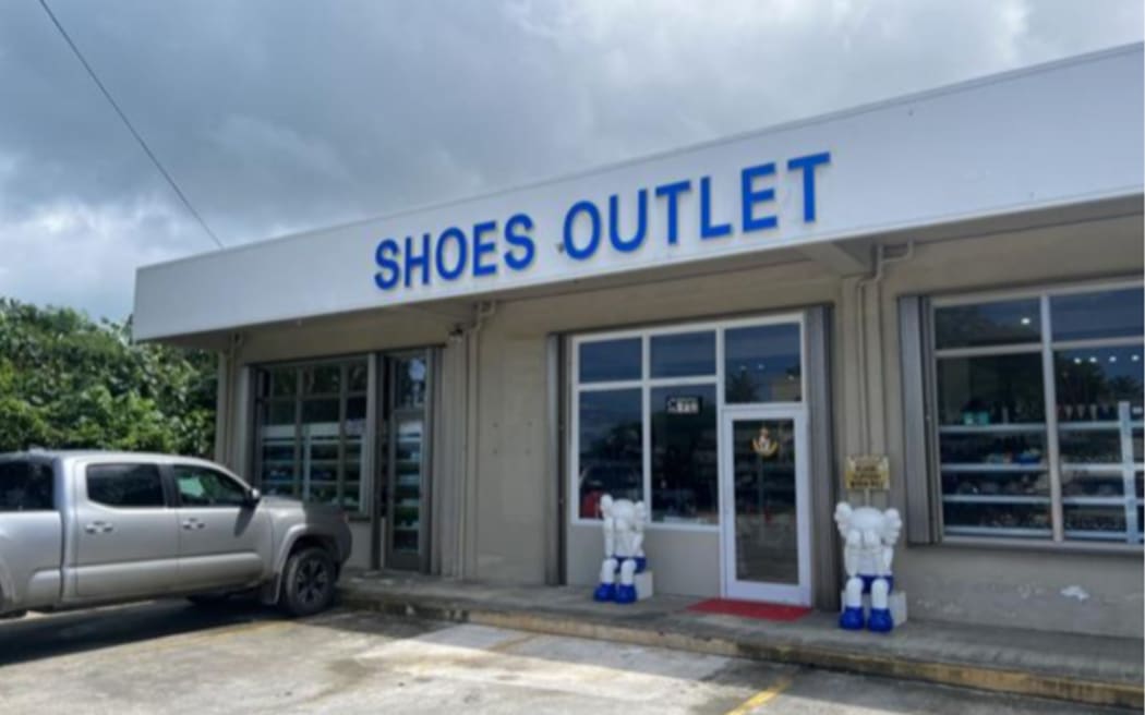 Shoes Outlet, qui a ouvert ses portes en septembre dernier le long de Beach Road à Garapan.