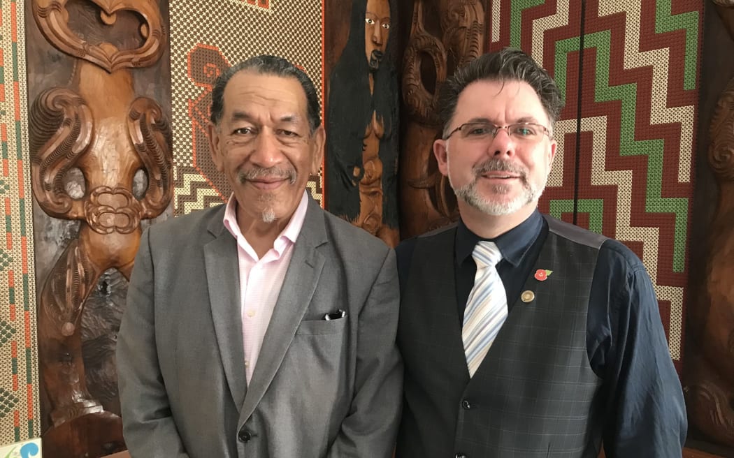 Kaumātua Taipari Munro (Te Uriroroi, Te Parawhau) and Whangārei Mayor Vince Cocurullo inside Kaka Porowini wharenui on Whangārei Terenga Paraoa marae.