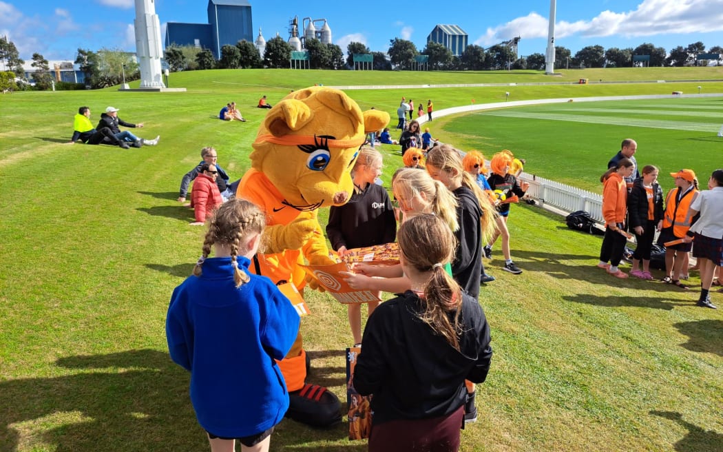 De mascotte van het Nederlandse team, een oranje leeuw die langs Kiki rende, bracht op 19 juli 2023 de hele dag door met het signeren van teammerchandise en het maken van foto's met fans.