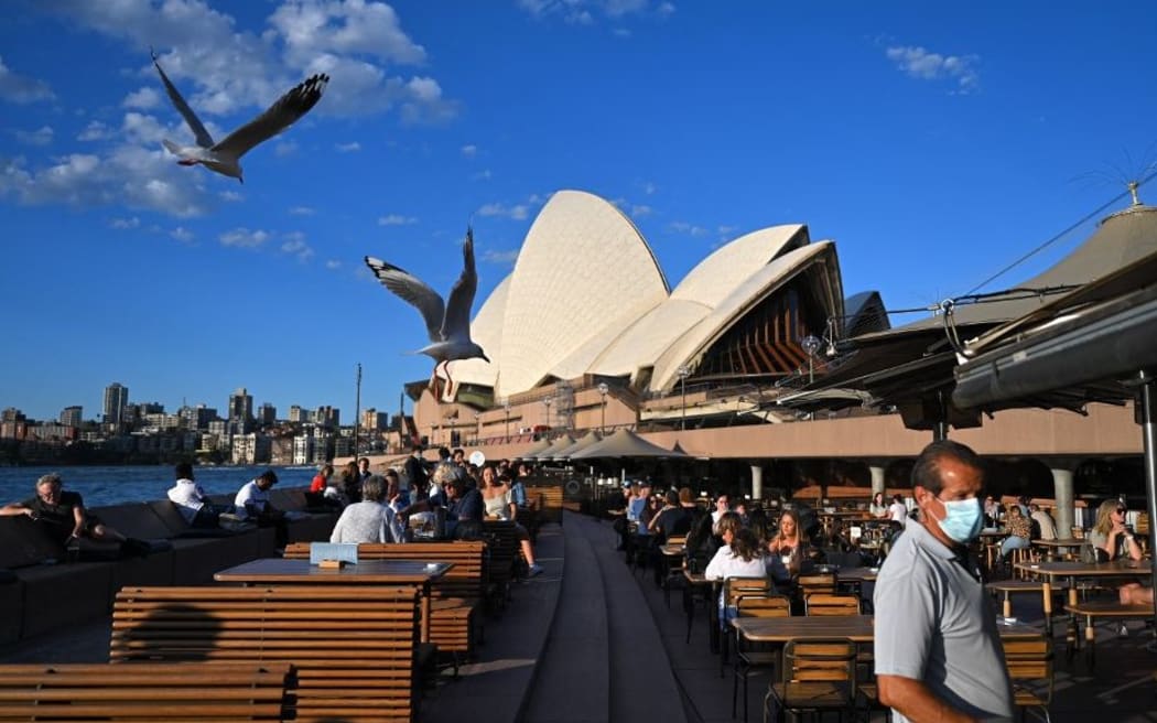 SYDNEY, AVUSTRALYA - 18 EKİM: Yeni Güney Galler, 18 Ekim 2021 Pazartesi, Sidney, Avustralya'da yüzde 80'lik çift aşılama aşamasını geçtiği için, Sidney Opera Binası, Opera Bar'a katılan patronlar olarak görülebilir.