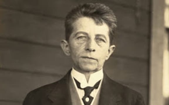 Portrait of Hjelmar Dannevill wearing masculine clothing, 1914-1917