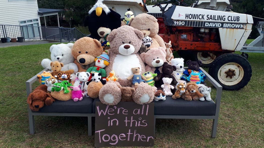 A new scene every day for Auckland family's teddy bears RNZ
