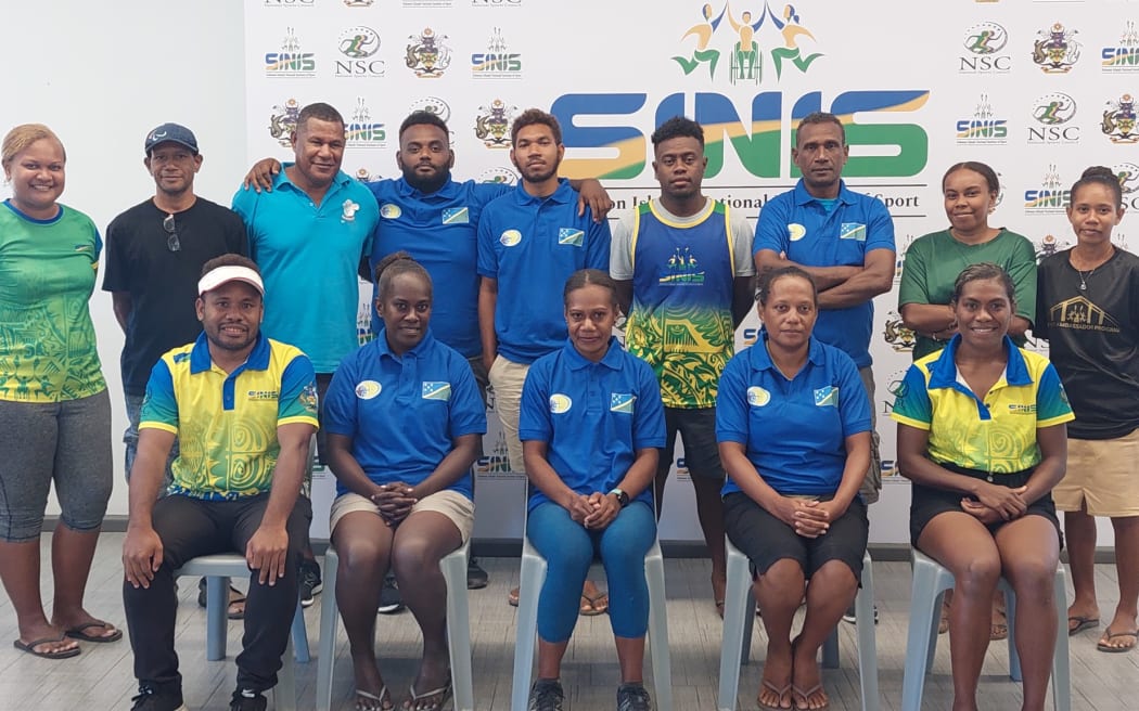 Membri della squadra di tiro di Solomon: Andrew Llano (Allenatore), Marguerite Milo, Marisa Mesa, Robson Talo, Doris Laola, John Rocco, Musa Nadoo, Isaiah Benitala, Kelly Bidonga, Janet Saro e Mary Cook (SINIS Rehab Coach).