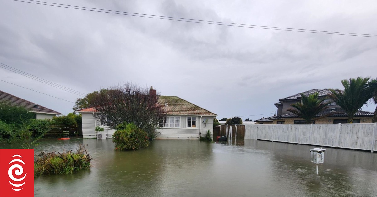 More than 300 emergency calls as torrential rain and thunderstorms batter North Island - Vimarsana News