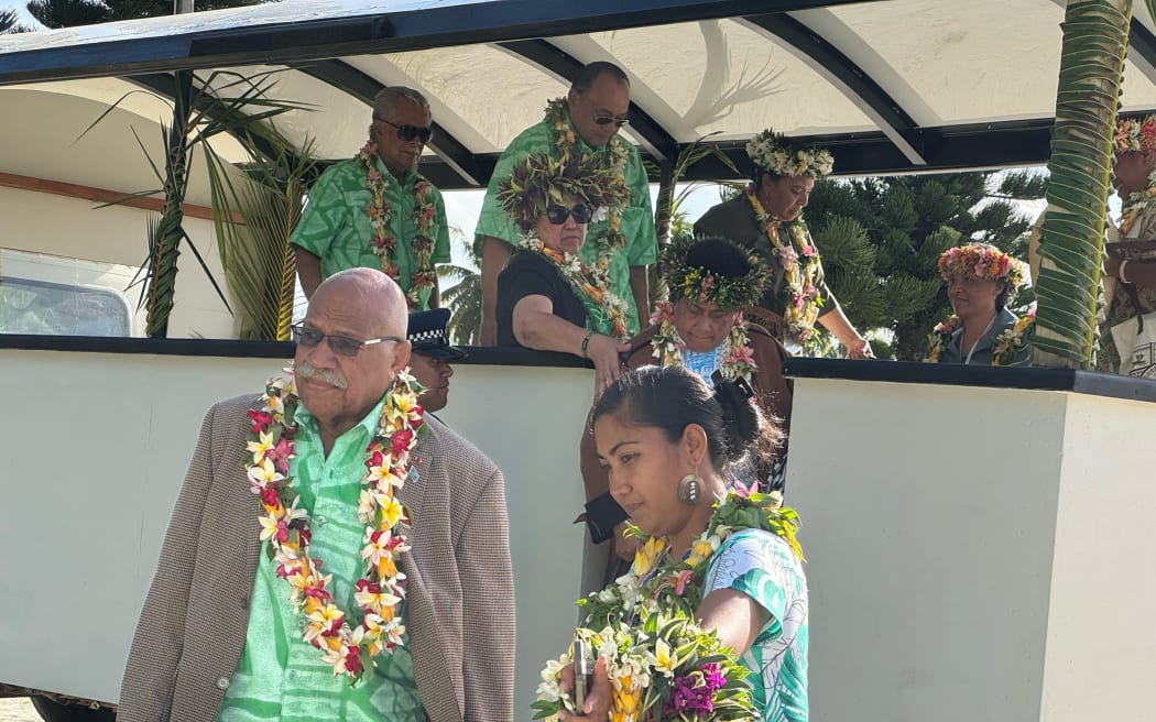 El Primer Ministro de Fiji, Sitiveni Rabuka (izquierda), llega a la isla de Aitutaki para el retiro de los líderes del Foro de las Islas del Pacífico.  8 de noviembre de 2023.