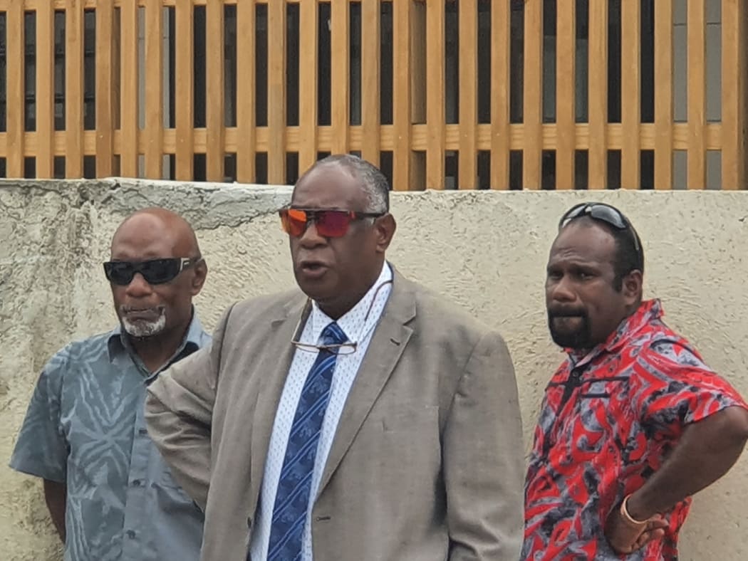 Vanuatu deputy prime minister Ishmael Kalsakau (centre)
