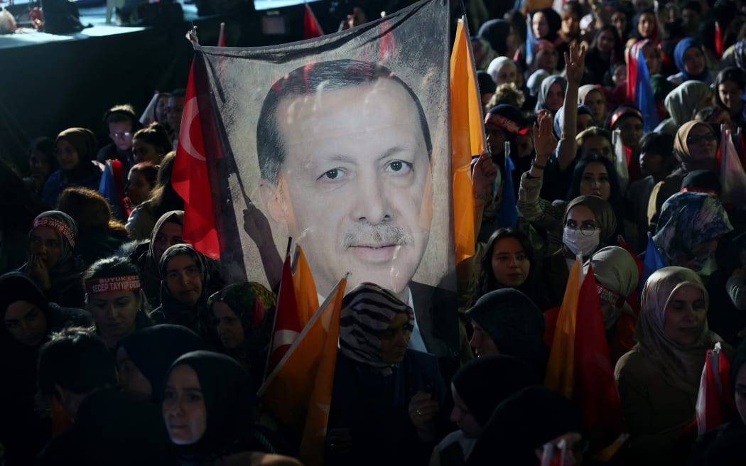 Türkiye Cumhurbaşkanı Tayyip Erdoğan'ın destekçileri, 15 Mayıs 2023'te Ankara'daki AK Parti genel merkezinin önüne portresinin bulunduğu bir bayrak yerleştirdi.