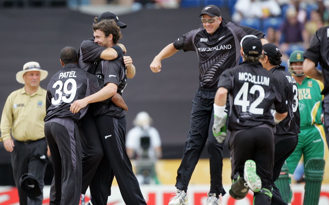 2007 年 Black Cap 在 Super 8 戰勝 Proteas 的比賽中，詹姆斯·富蘭克林 (James Franklin) 在解僱 AB De Villiers 後與隊友一起慶祝。
