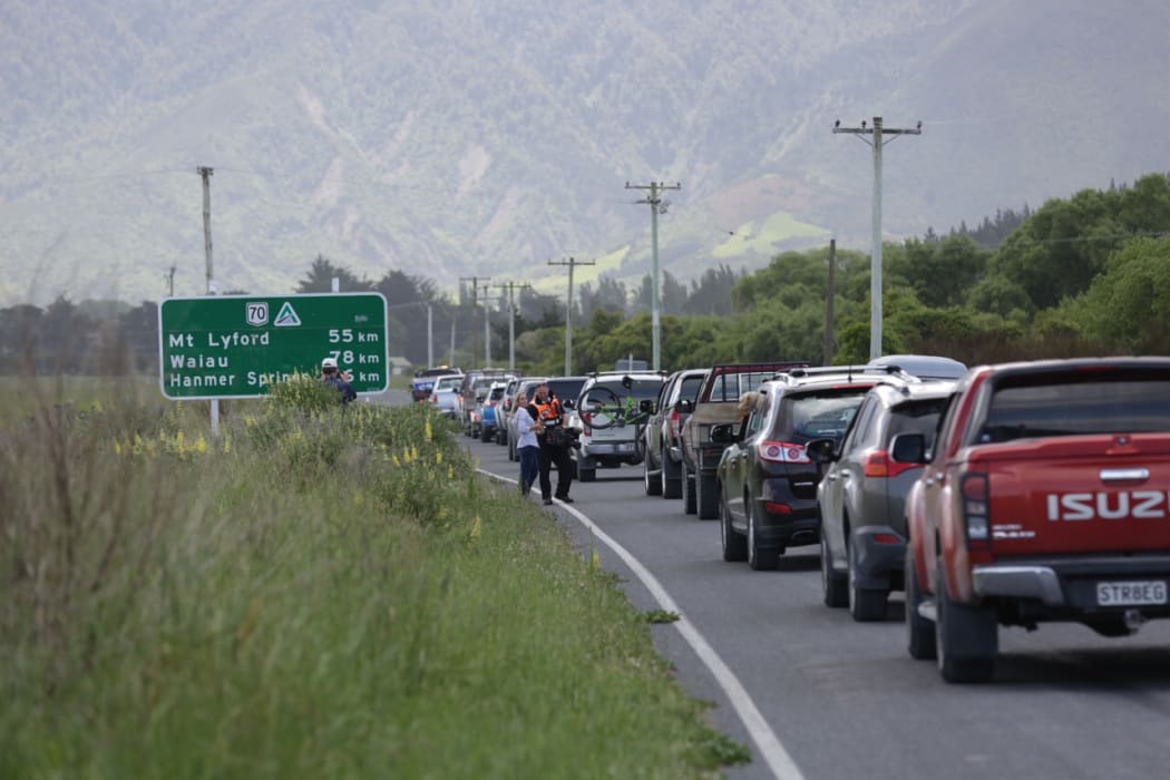 Vehicles are leaving Kaikōura via the inland route after being given the green light by Civil Defence.