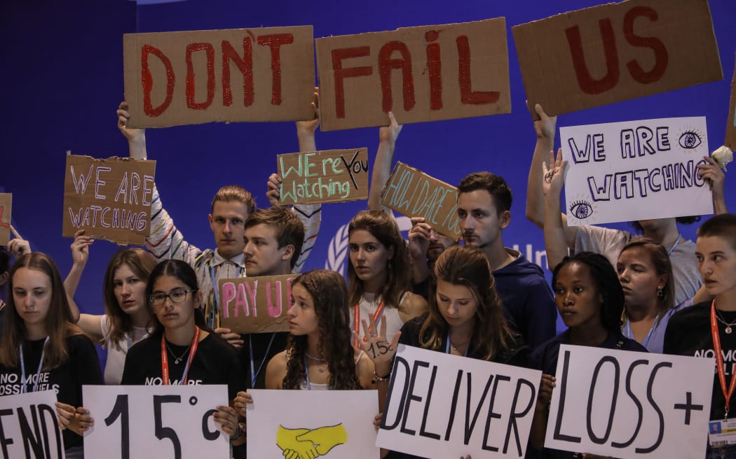 SHARM EL SHEIKH, ÉGYPTE - 19 NOVEMBRE : des militants du climat organisent une manifestation devant le Centre international de conférences pour protester contre les effets négatifs du changement climatique, alors que le Sommet des Nations Unies sur le climat COP27 se poursuit à Charm el-Cheikh, en Égypte, le 19 novembre 2022. Mohamed Abdel Hamid/Agence Anadolu (Photo de Mohamed Abdel Al-Hamid/Agence Anadolu/Agence Anadolu via AFP)