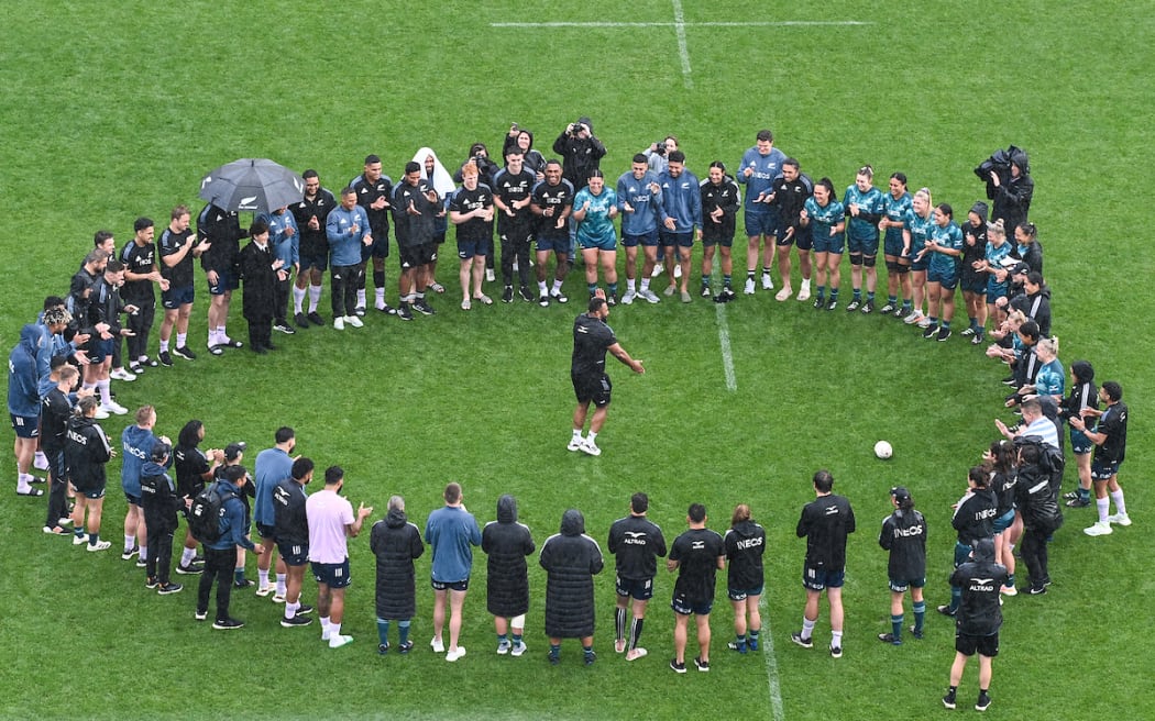 George Bower เต้นในขณะที่ผู้เล่น All Blacks และ Black Ferns รวมตัวกันที่กลาง Eden Park ระหว่างการวิ่งของกัปตันที่ Eden Park ในโอ๊คแลนด์ ก่อนการแข่งขัน Bledisloe Cup ในวันพรุ่งนี้ การแข่งขัน Rugby Championship และ Black Ferns ที่จะพบกับญี่ปุ่น  โอ๊คแลนด์ ประเทศนิวซีแลนด์  วันศุกร์ที่ 23 กันยายน 2565 © Photo : Andrew Cornaga / www.photosport.co.nz