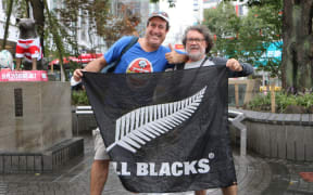Scott Cordis and Warwick Lewis at the Hachikō statue.