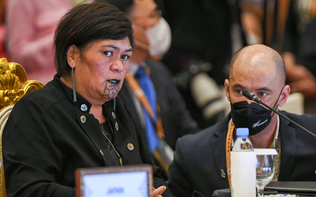 La ministre des Affaires étrangères Nanaya Mahuta regarde la 12e réunion des ministres des Affaires étrangères de l'EAS lors de la 55e réunion des ministres des Affaires étrangères de l'ASEAN à Phnom Penh le 5 août 2022.